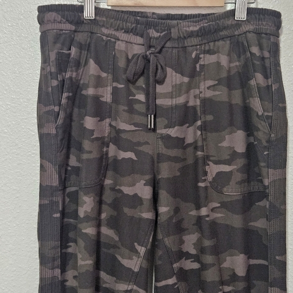 Athleta camo Farallon joggers size 10 - Picture 2 of 12